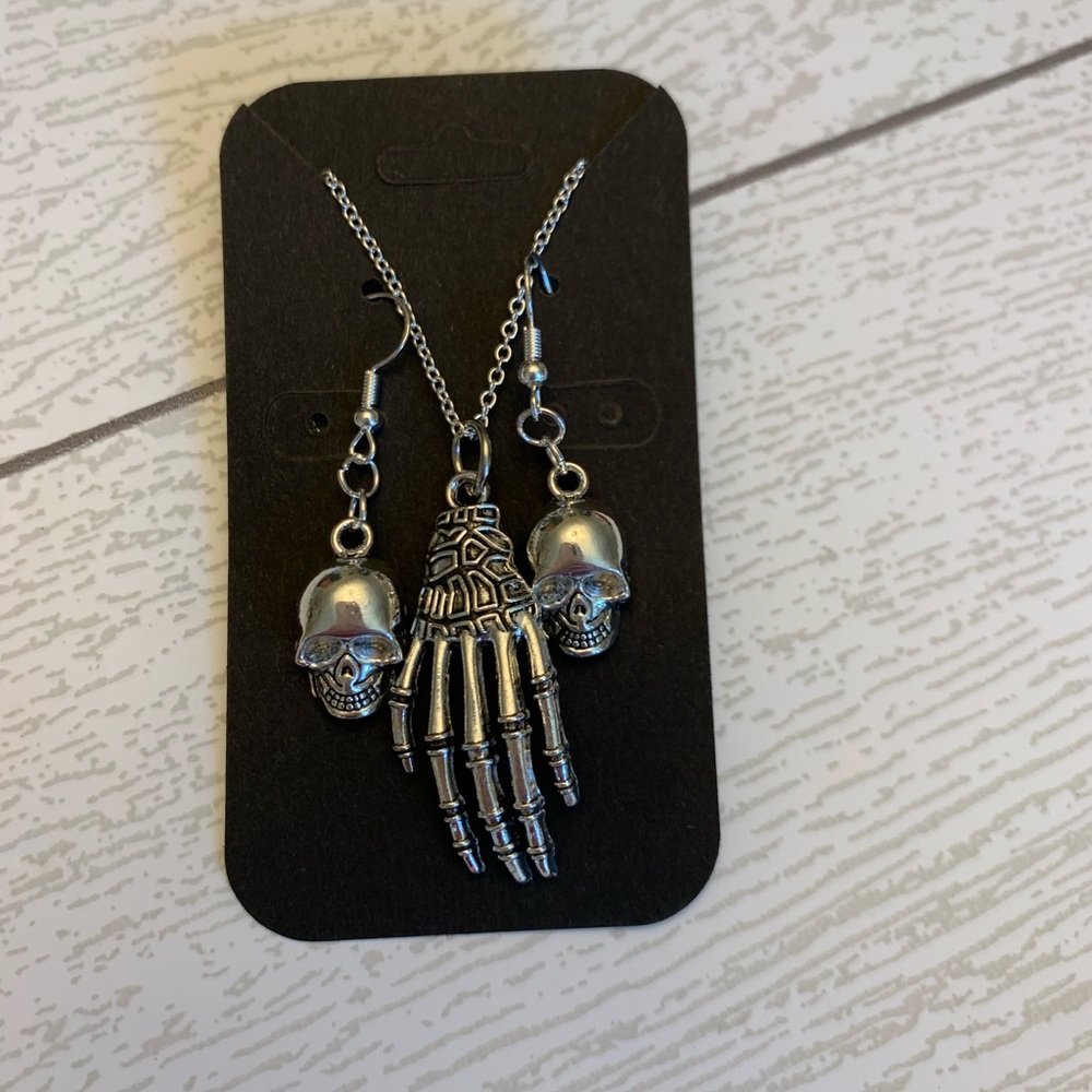 🎃 Halloween Skeleton Hand Necklace & Skull Earrings